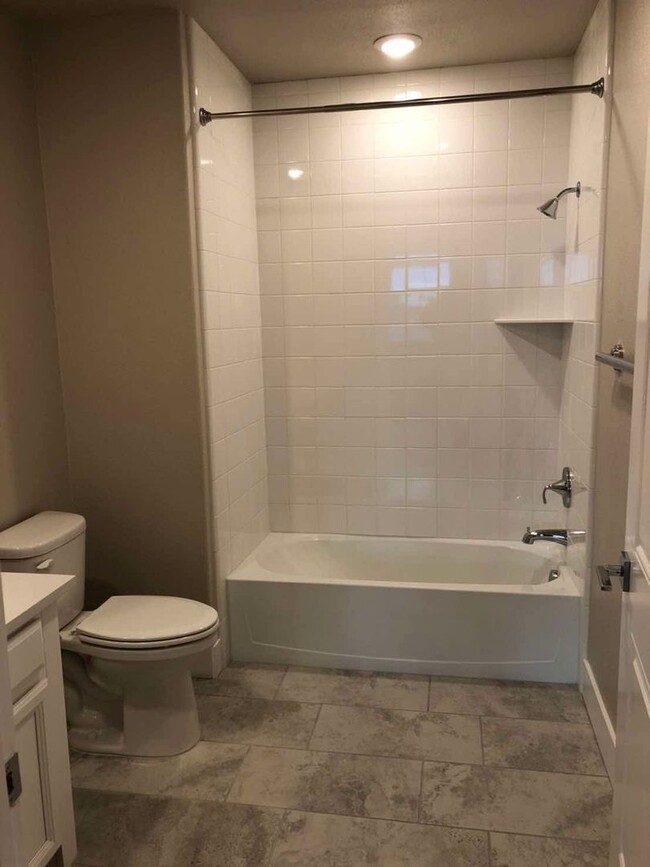 Building Photo - Beautiful 2 bedroom/2.5 bath unit at the C...