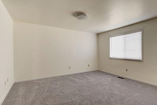 Building Photo - 418 SW Erie Cir