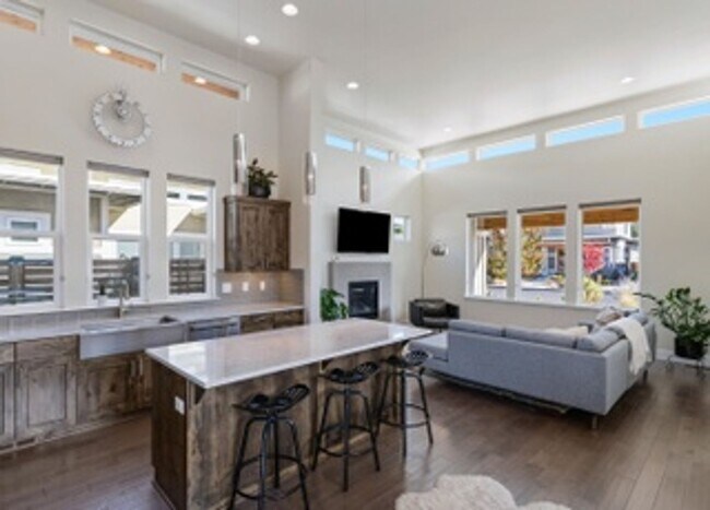 Building Photo - Beautiful Mid-Century Modern Home with lot...