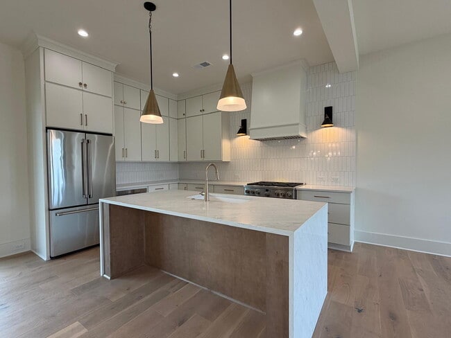 Building Photo - "Spacious and Elegant 4-Bedroom Home on Dover Avenue with 3.5 Baths and Nearly 3000 Sq Ft of Livi...