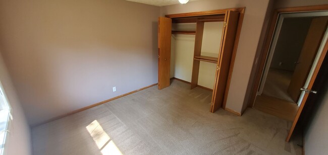 Building Photo - Three Bedroom w/ a Large Bonus Room on a C...