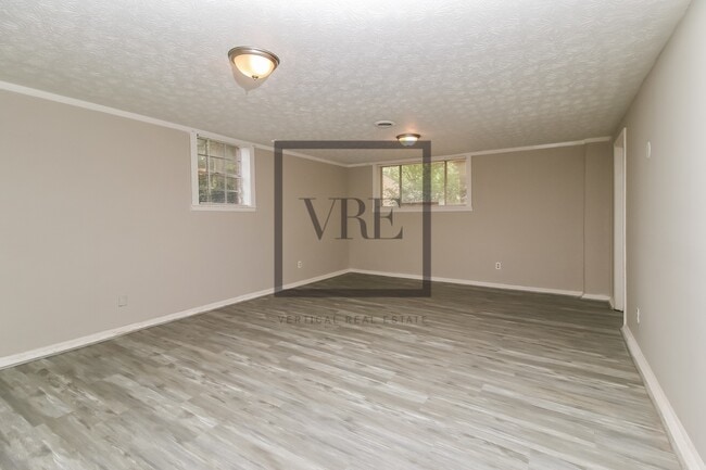 Building Photo - 1490 Sunset Way