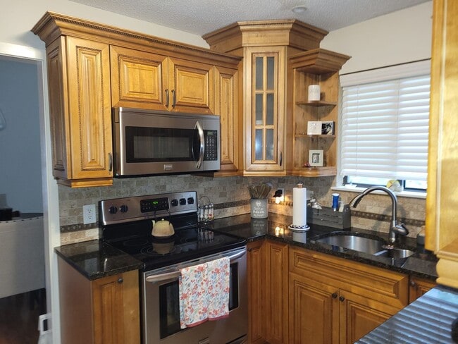 Building Photo - Lovely End Unit Located in Highly Sought A...