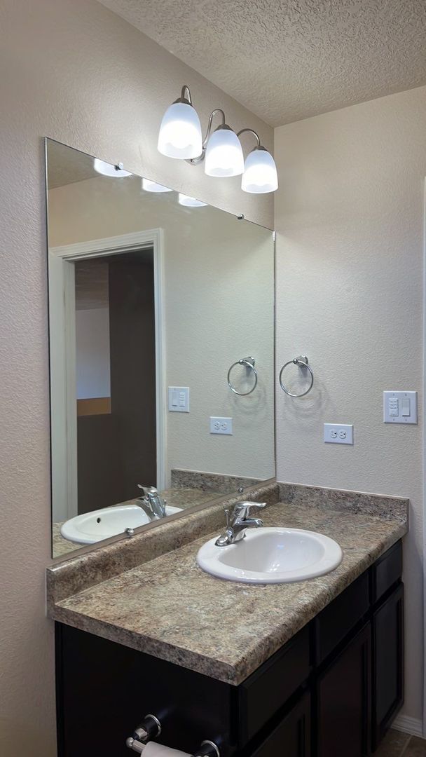 Building Photo - **Beautiful 4 Bedroom Home**Located in Lom...