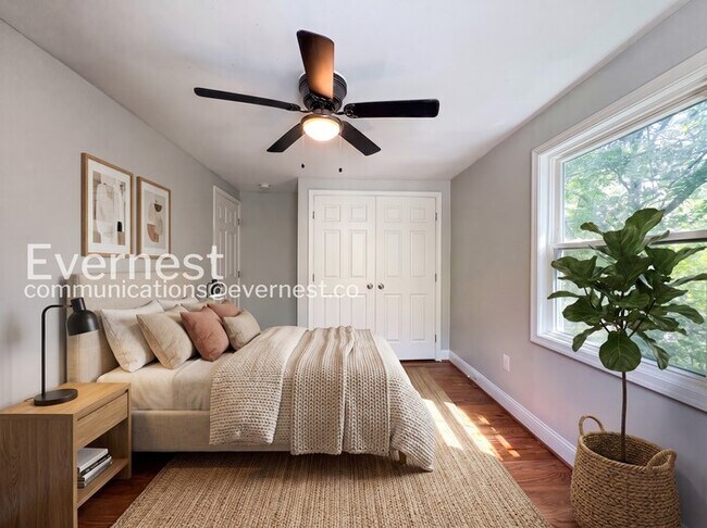 Building Photo - 3 Bed/1.5 Bath Townhome with Fenced Yard / Vouchers Accepted / Available Now!
