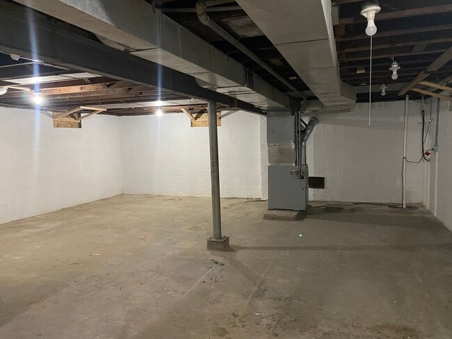 Building Photo - 1325 NE Englewood Rd