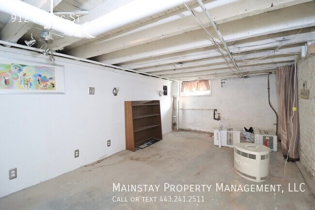 Building Photo - 2 Bedroom Rowhome w/ Rooftop Deck!