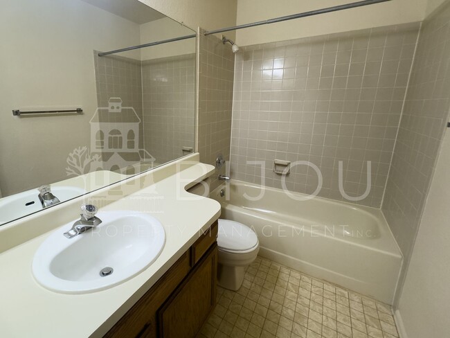 Building Photo - Gold Hill Townhome