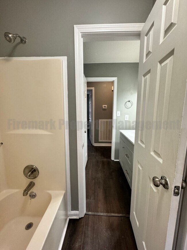 Building Photo - Newly Renovated 4 Bedroom 2 Bathroom
