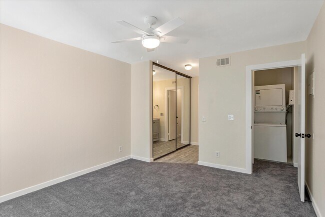 Building Photo - 2554 Olive Dr