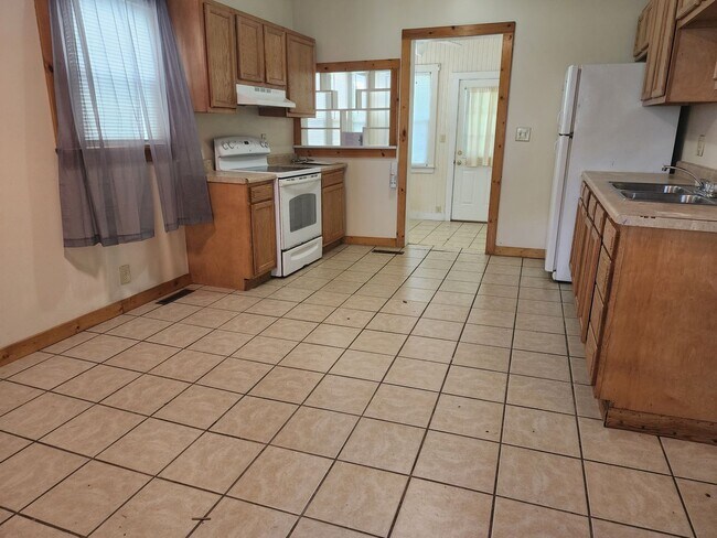 Building Photo - 3 Bedroom House