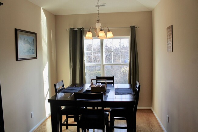 Building Photo - Updated 2BR/2BA Condo with Open Floor Plan!