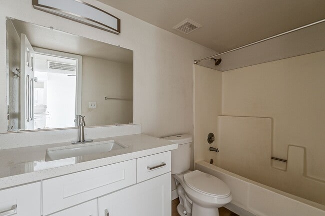 Building Photo - Fully Remodeled! 2 bed 2 bath Town-home in...