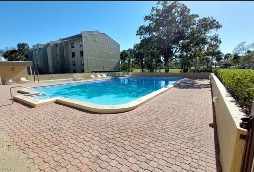 Building Photo - 13618 Greenfield Dr