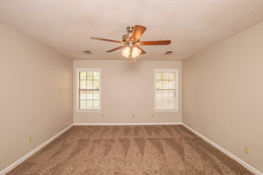 Building Photo - 390 Cherry Tree Ln