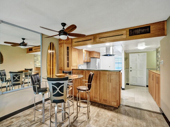 Building Photo - 3150 N Palm Aire Dr