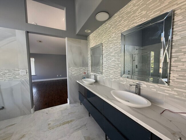 Building Photo - EPIC REA - Fully Renovated 5BR/3BA Home in Lone Tree Estates