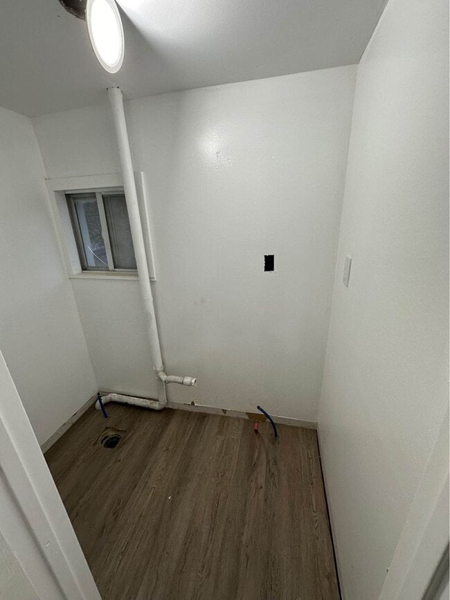 Building Photo - 216 Crane St