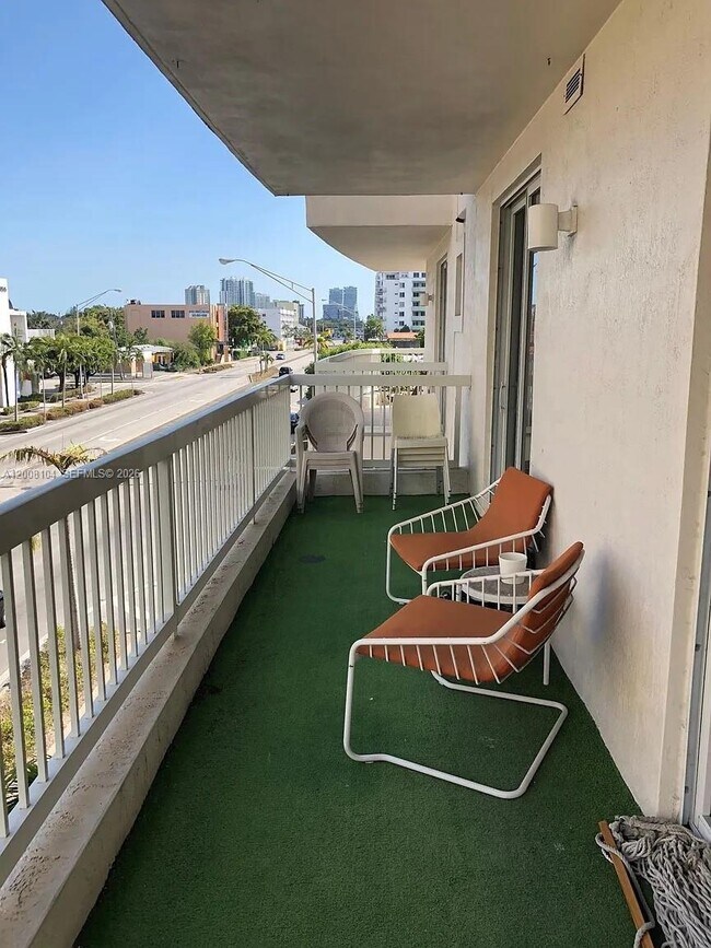 Building Photo - 2400 SW 27th Ave