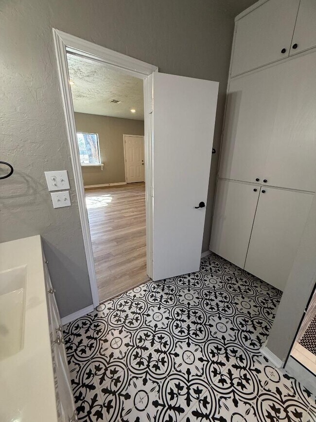 Building Photo - Beautifully Remodeled 2 Bed | 1 Bath | 1-Car Garage on Large Lot