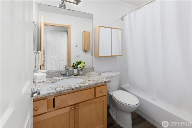 Building Photo - Spacious 3bd/3ba Townhouse