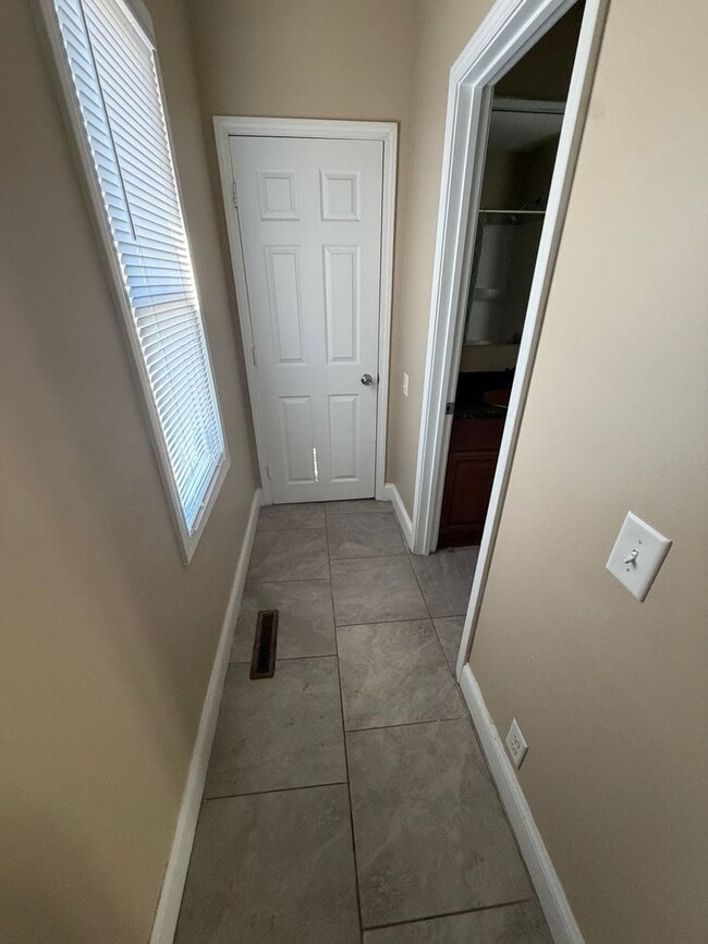 Building Photo - Spacious 4 Bedroom 2 Bathroom House on West End!