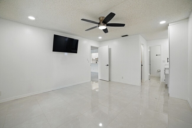 Building Photo - 5242 Privet Pl
