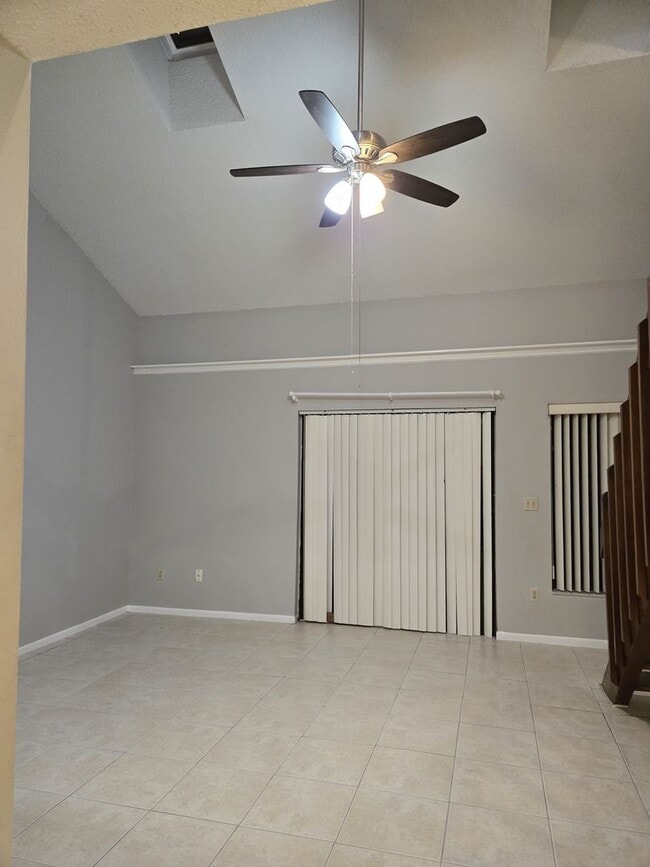 Building Photo - 2 bedroom + loft, 2 bathroom townhome near UCF