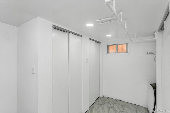 Building Photo - 524 Jerusalem Ave