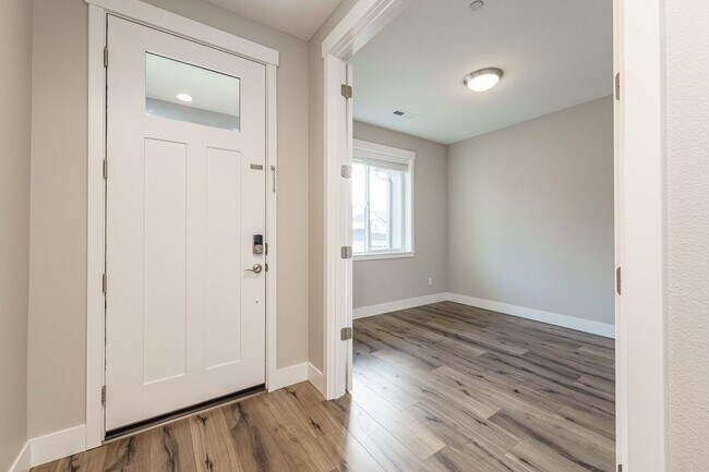 Building Photo - Charming 3-Bedroom, with Office and 2 Bath...