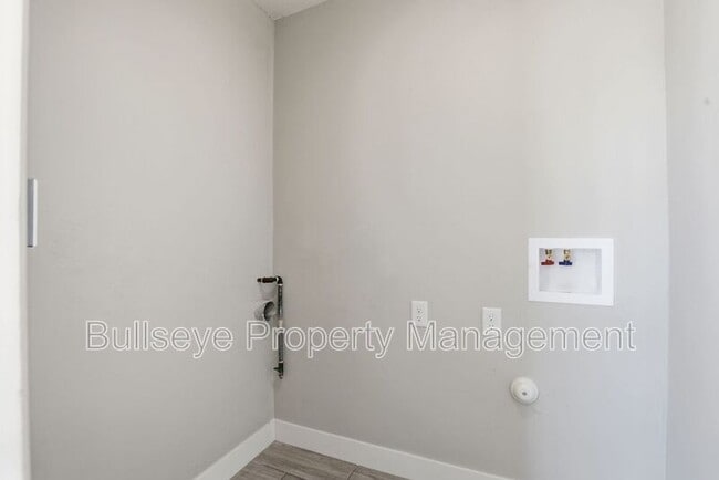 Building Photo - 1102 N 28th Pl