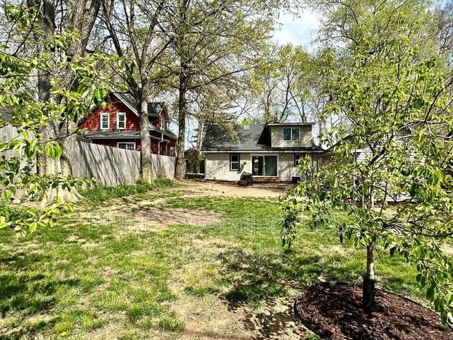 Building Photo - 5011 Miami St