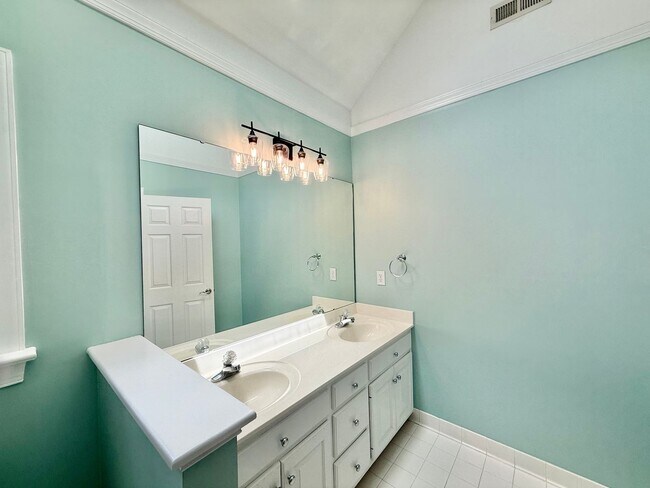 Building Photo - Luxurious 5BD, 4.5BA North Raleigh Home wi...