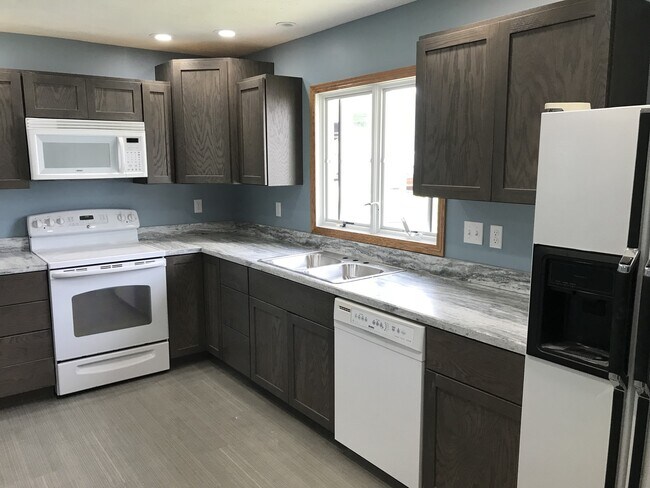 Building Photo - 2 bedroom Duplex