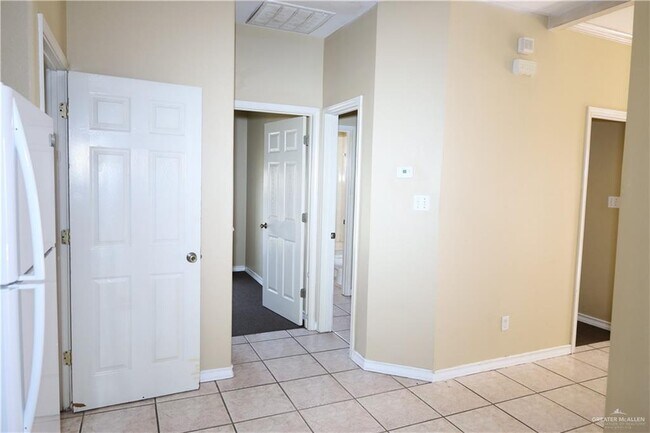 Building Photo - 606 Buena Vista Dr