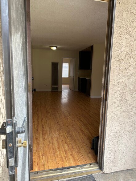 Building Photo - 1082 W Pine St