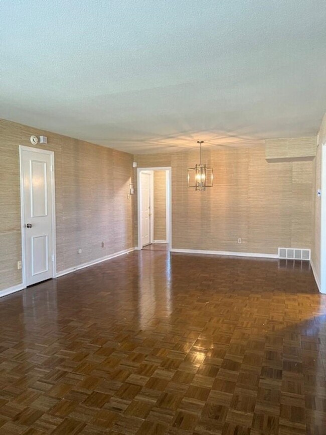 Building Photo - 4400 Poplar Ave