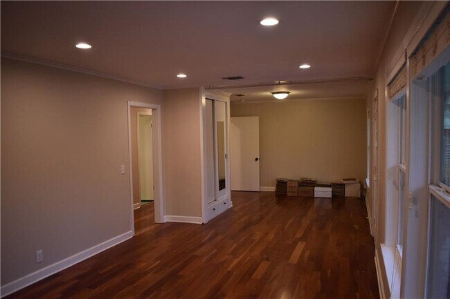 Building Photo - 2701 Twin Oaks Dr