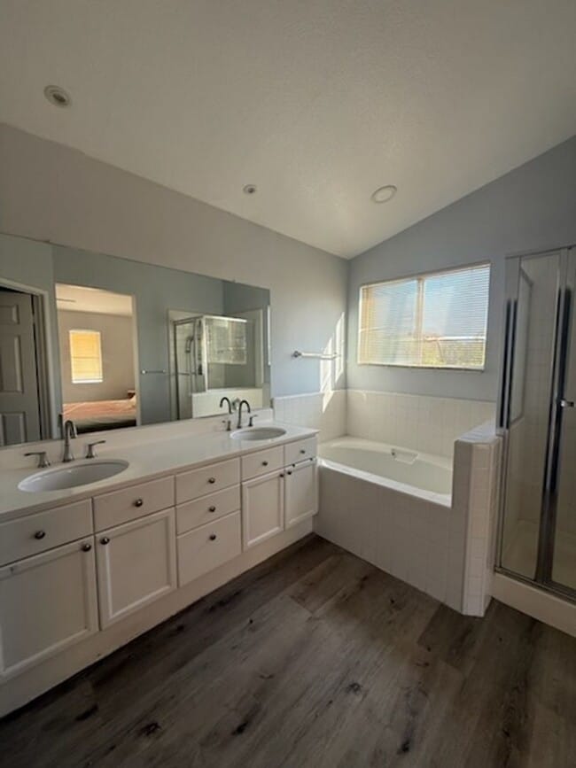 Building Photo - Nicely Renovated Home in Gated Community -...