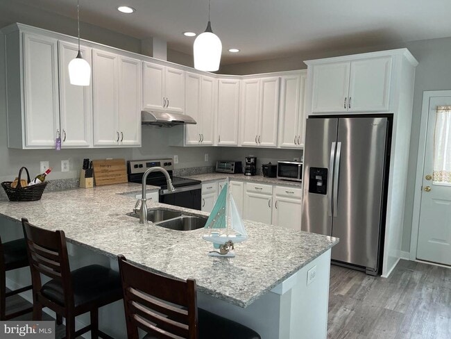 Building Photo - 325 2nd St