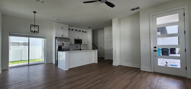 Building Photo - 2027 Peel Ave