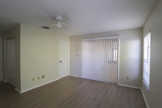 Building Photo - 5005 Ledgewood Way