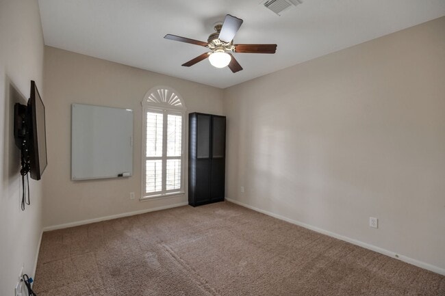 Building Photo - 2315 Blue Water Bay Dr