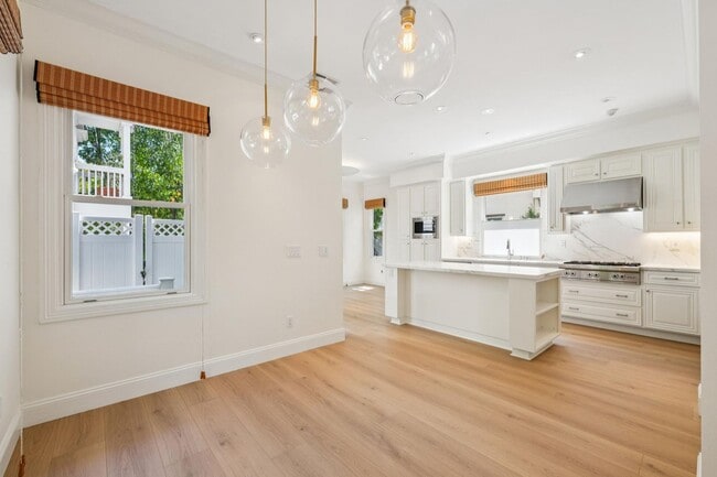 Building Photo - Luxurious Home in Downtown Palo Alto Available Now