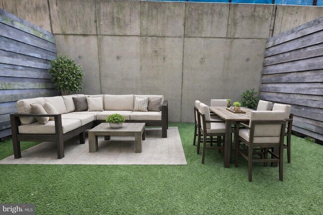 Building Photo - 1320 Fenwick Ln