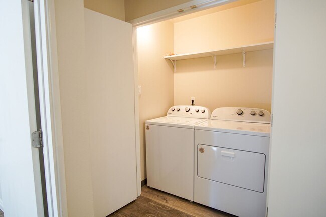 Building Photo - Great Refurbished Light & Bright 2Bed w/Private Entrance & Parking!
