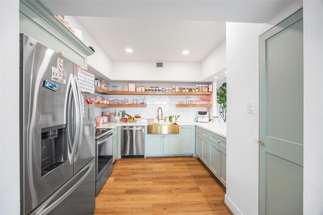 Building Photo - 14 Greenway Plz