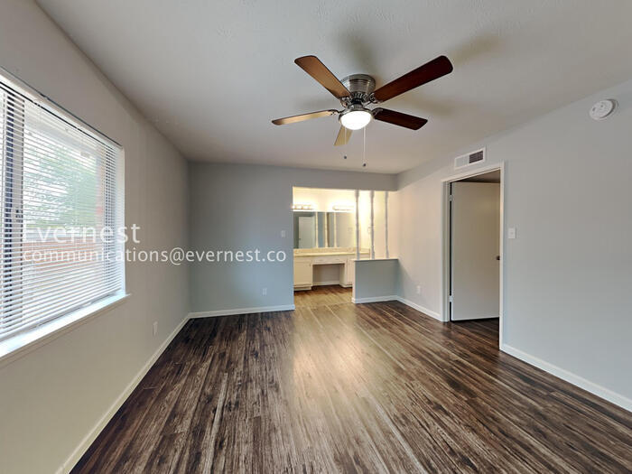 Building Photo - 2117 Newbury Dr