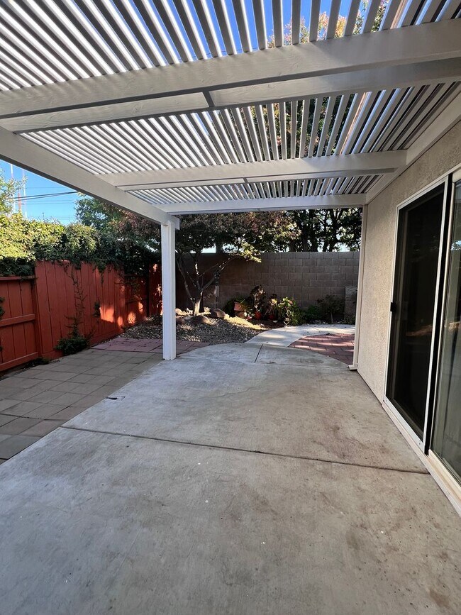 Building Photo - Super cute home with 3 car garage in a des...