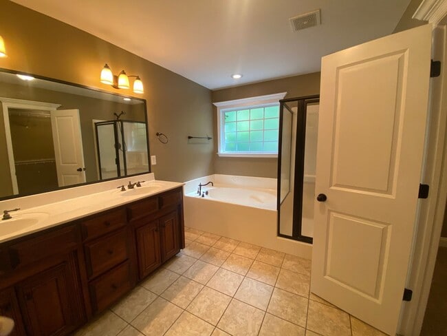 Building Photo - 4301 Kenilworth Cir